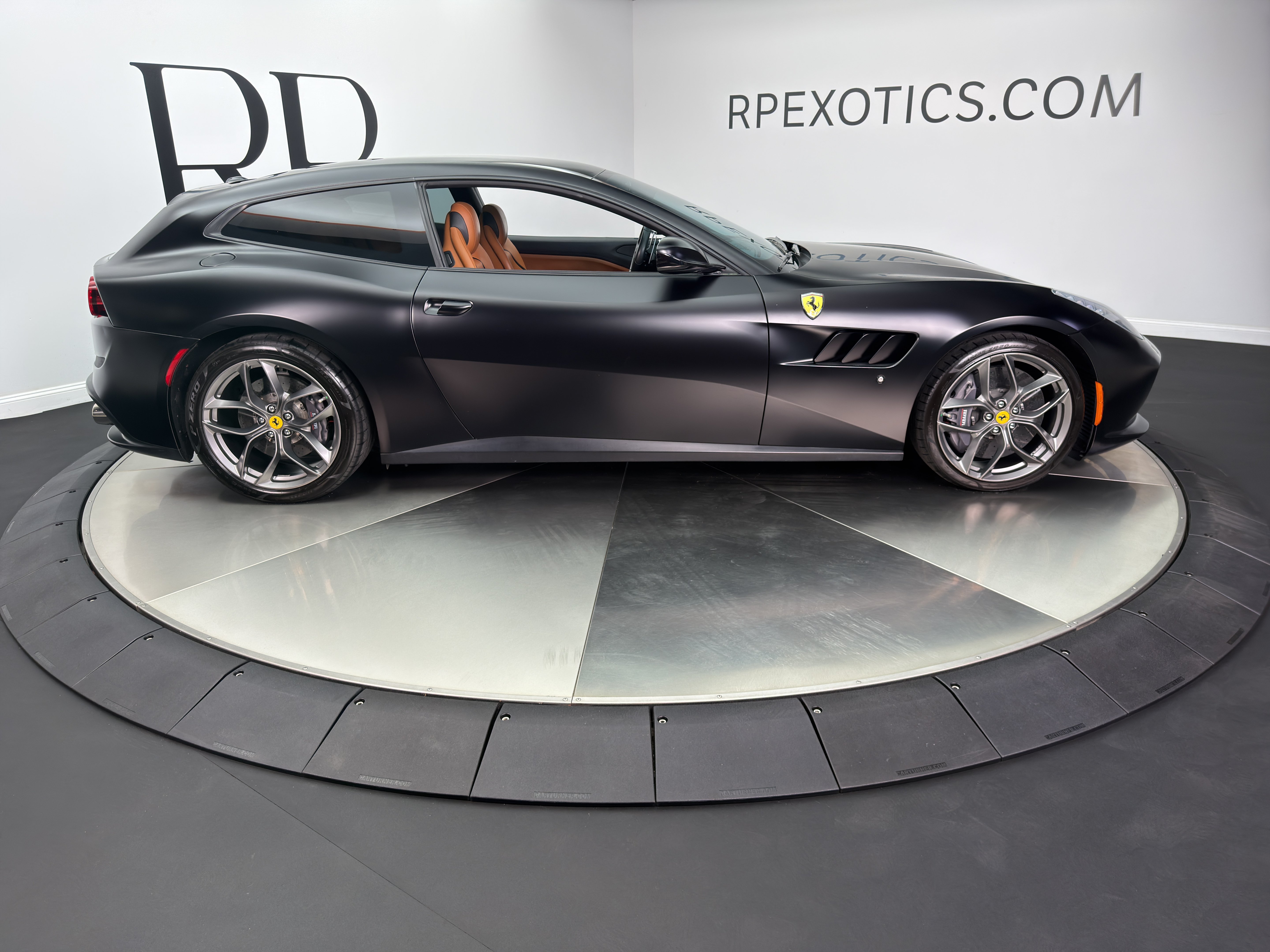 Used 2018 Ferrari GTC4Lusso T RWD image 10