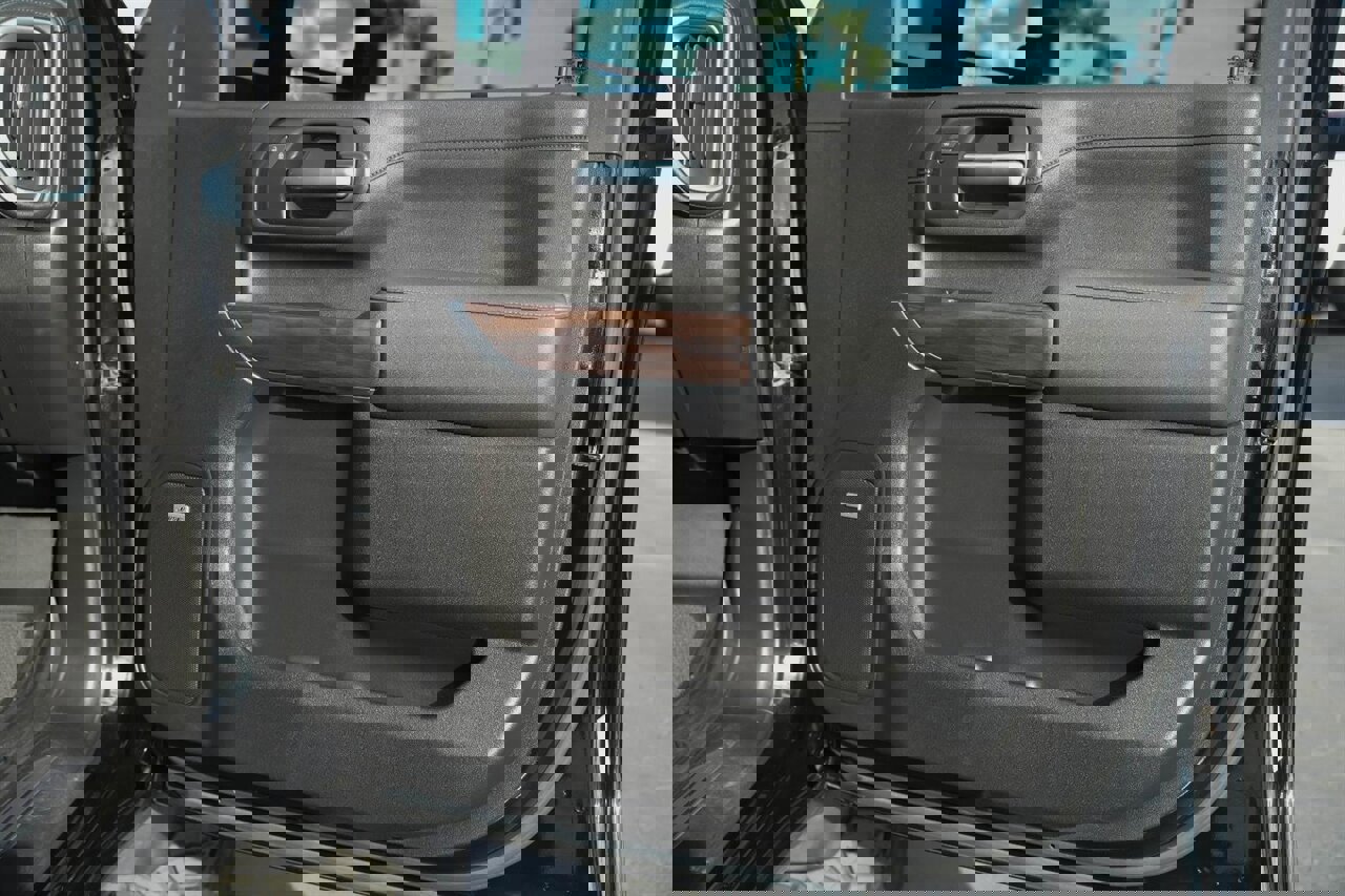 Used 2023 GMC Sierra 2500 SLT w/ SLT Premium Package image 33