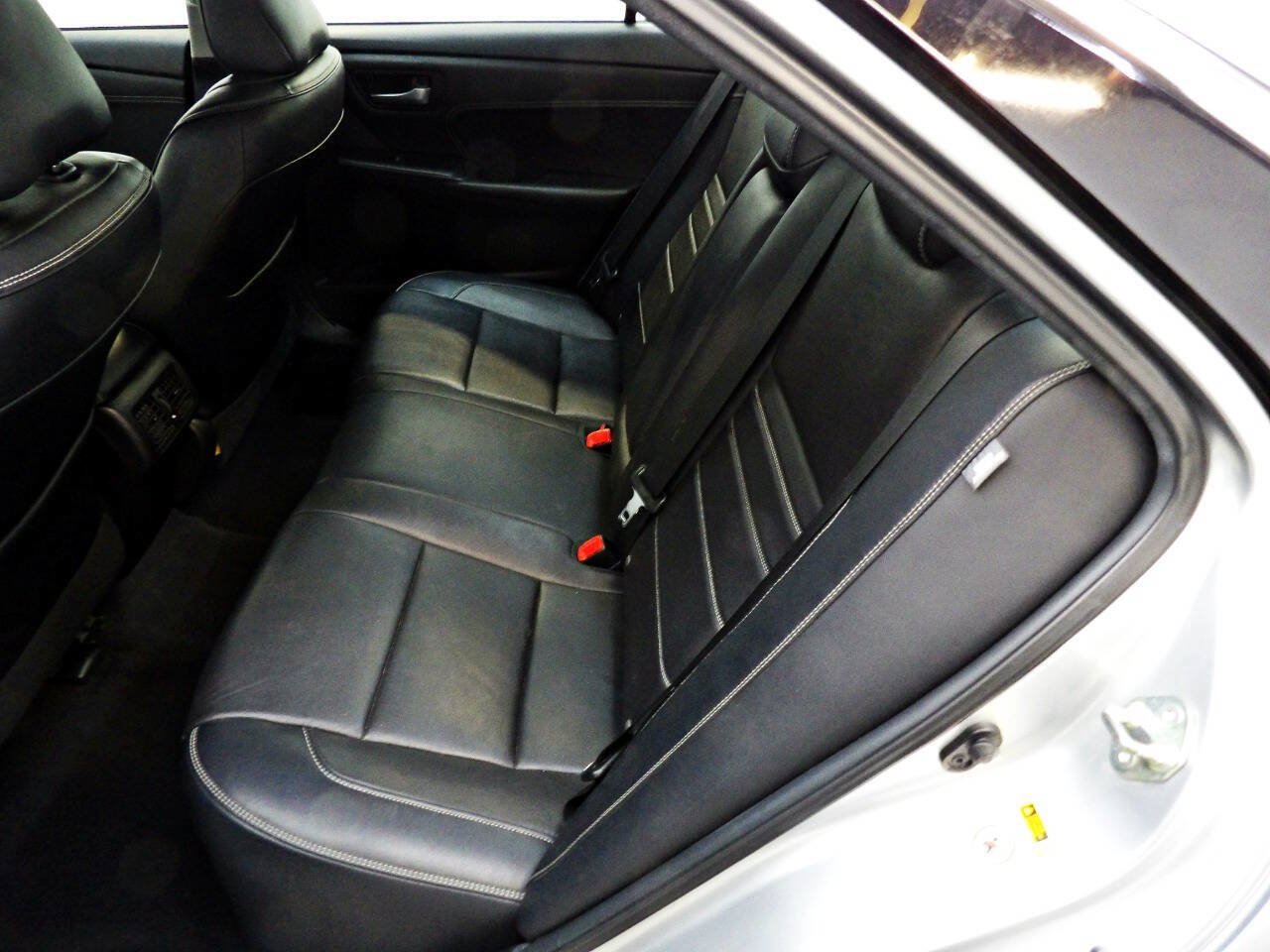 Used 2015 Toyota Camry XLE w/ Moonroof Package FWD image 10