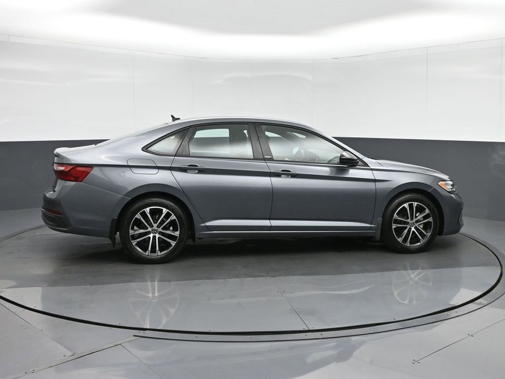 Used 2024 Volkswagen Jetta Sport image 8