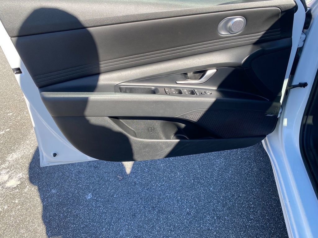 Used 2023 Hyundai Elantra Limited image 11