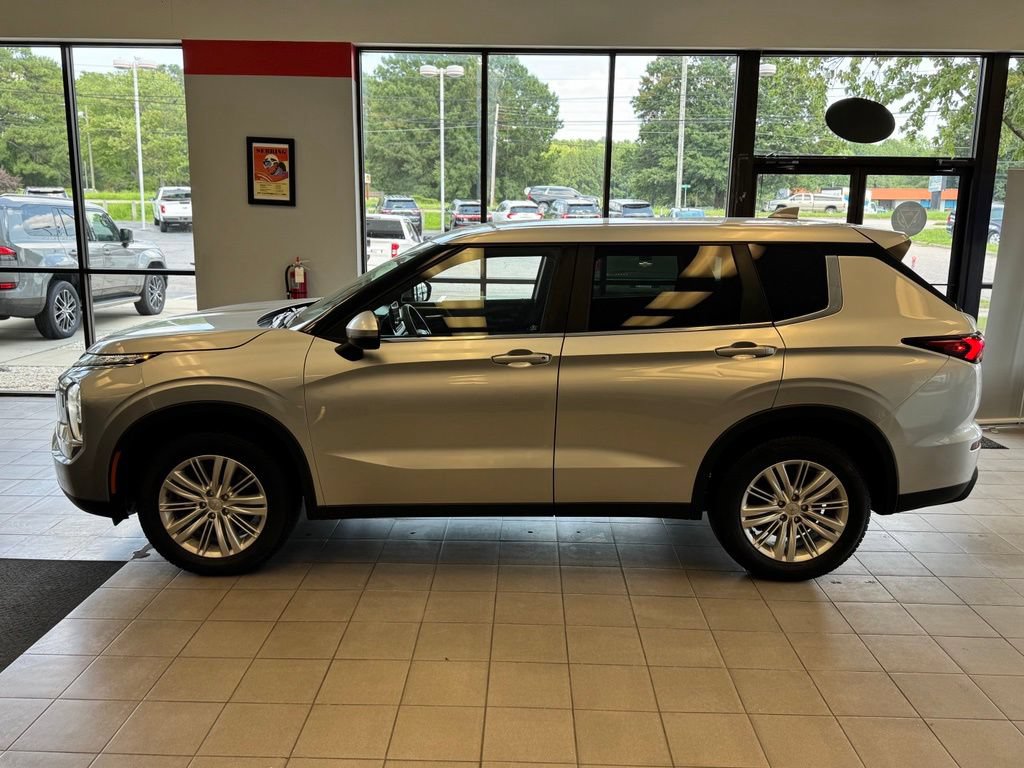Used 2022 Mitsubishi Outlander ES AWD/4WD image 3