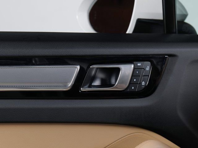 Certified 2023 Porsche Cayenne Platinum Edition image 29