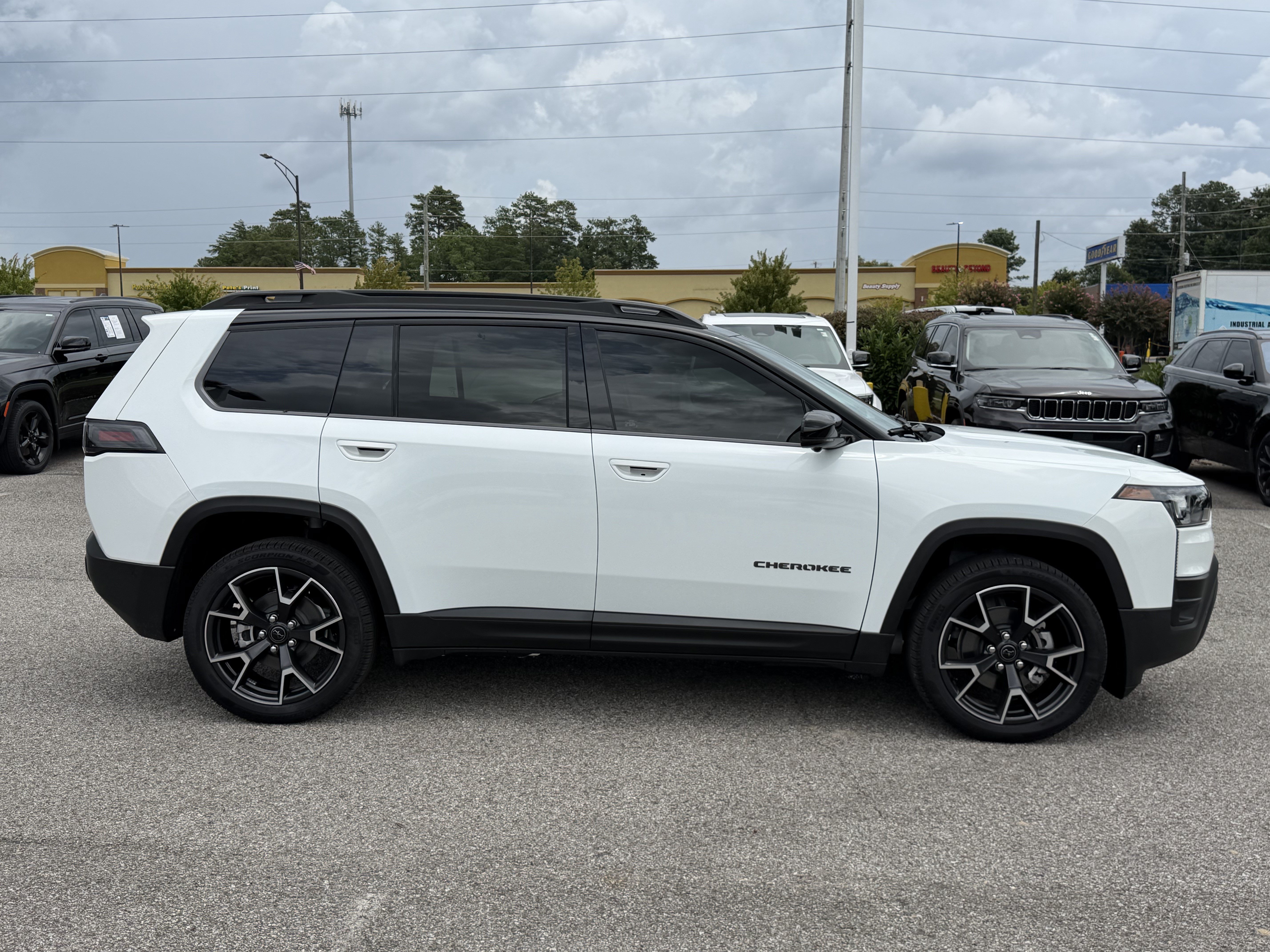 Used 2026 Jeep Cherokee Overland w/ Trailer Tow Group AWD/4WD image 11