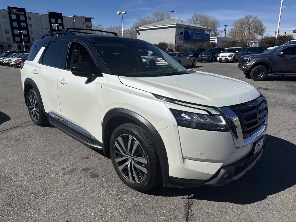 Used 2022 Nissan Pathfinder Platinum w/ Lighting Package (N93) AWD/4WD image 4