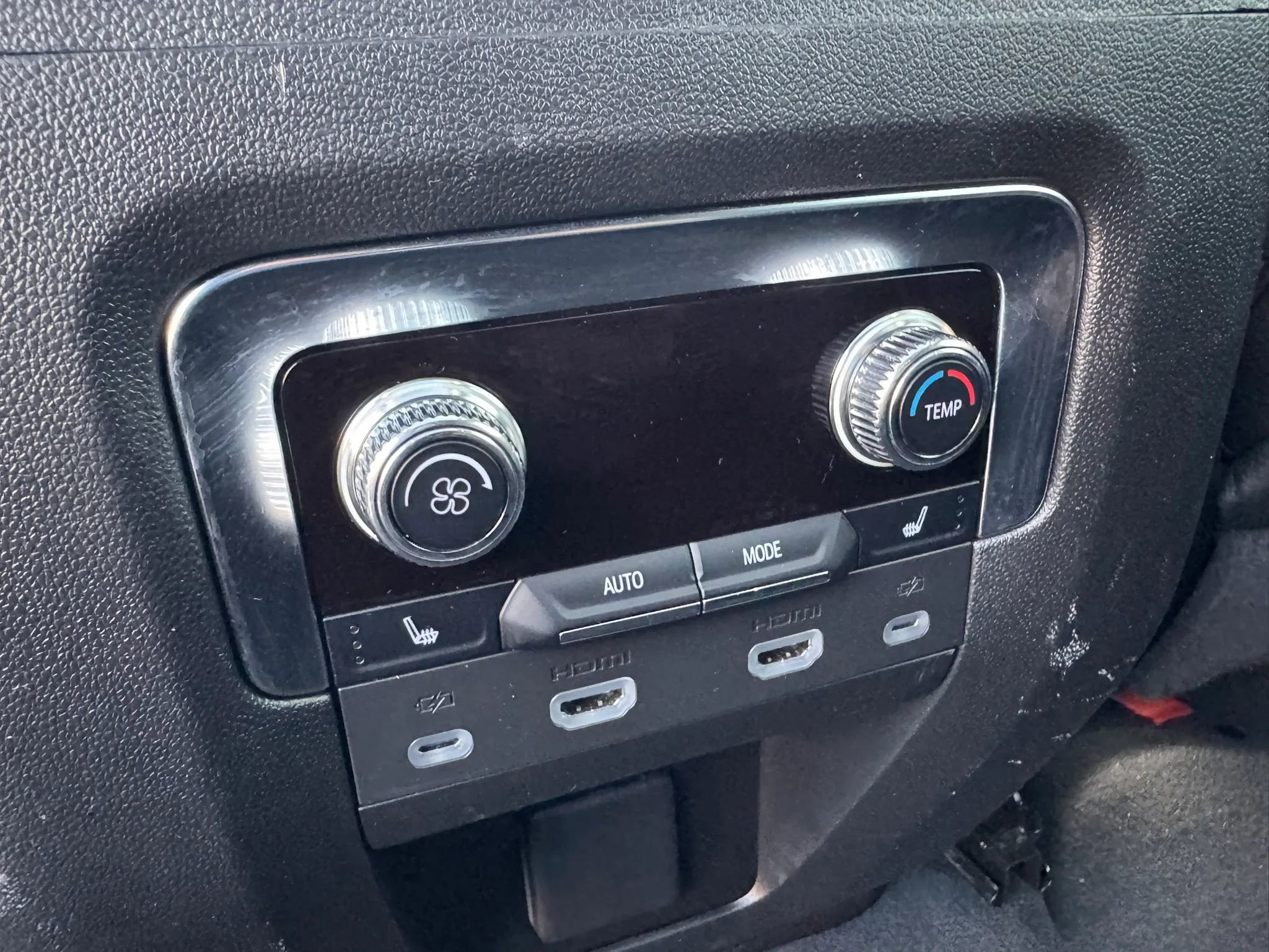 Used 2024 GMC Yukon XL Denali w/ Advanced Technology Package image 27