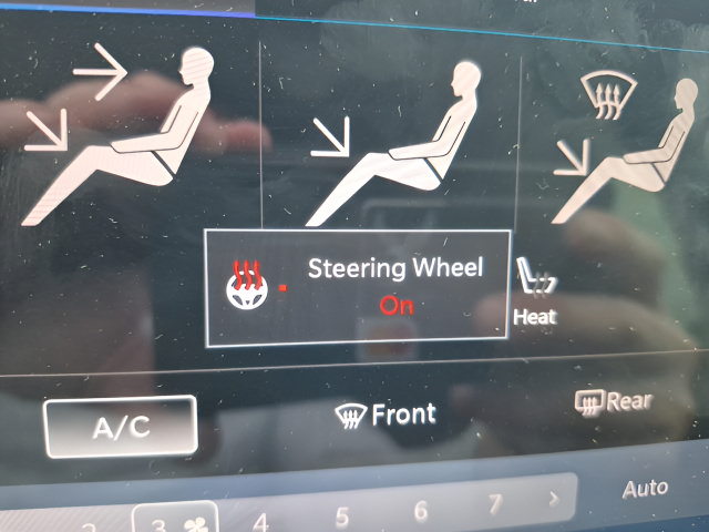 Used 2024 Chrysler Pacifica Touring-L FWD image 5