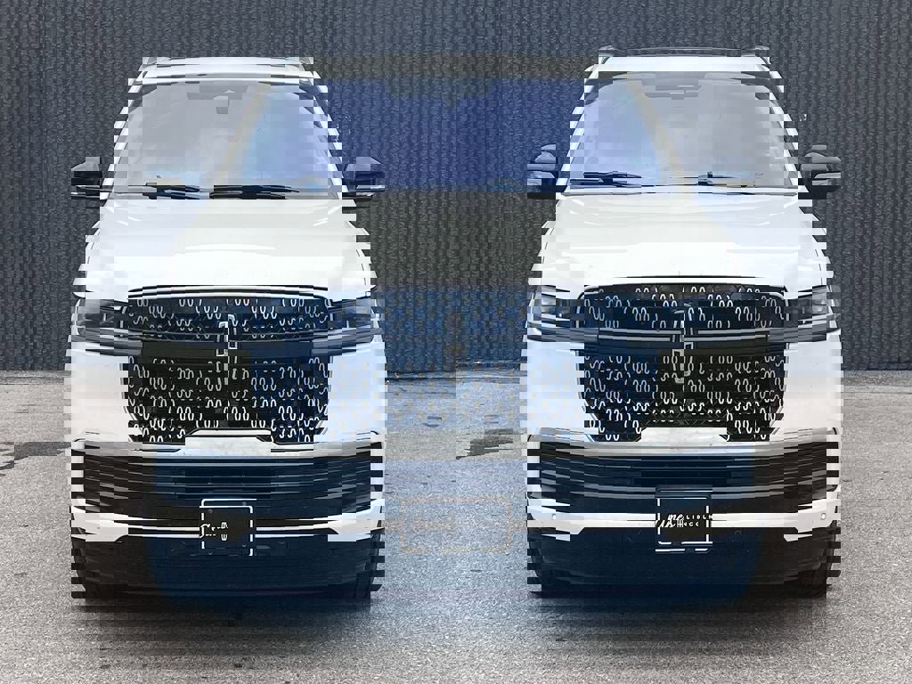 Used 2025 Lincoln Navigator L Reserve AWD/4WD image 3