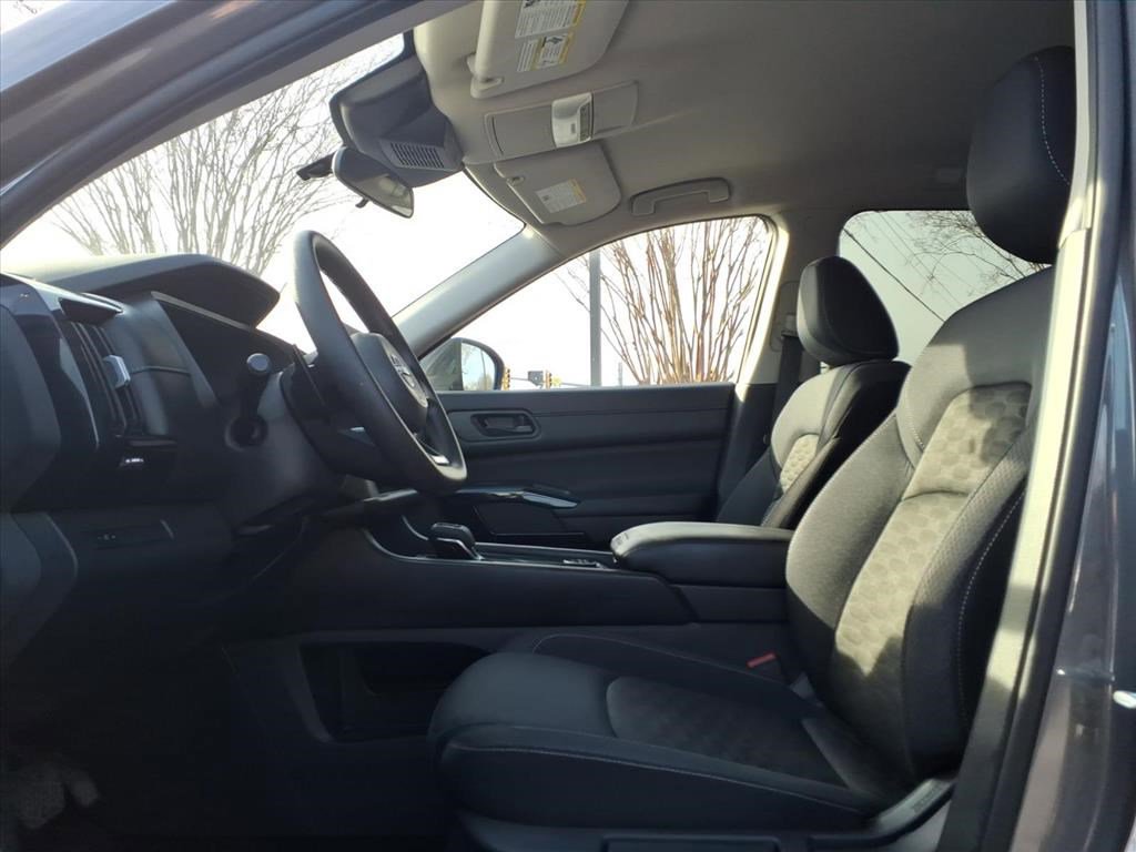 Used 2024 Nissan Pathfinder S image 19