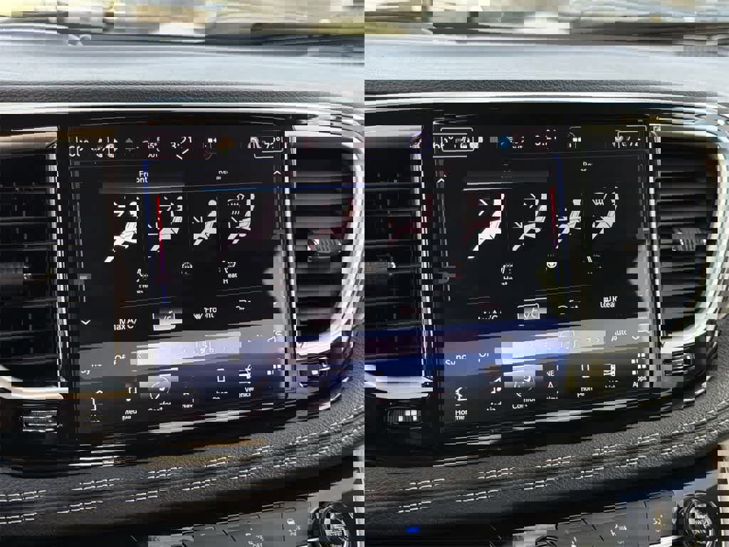 Used 2024 Chrysler Pacifica Select image 16