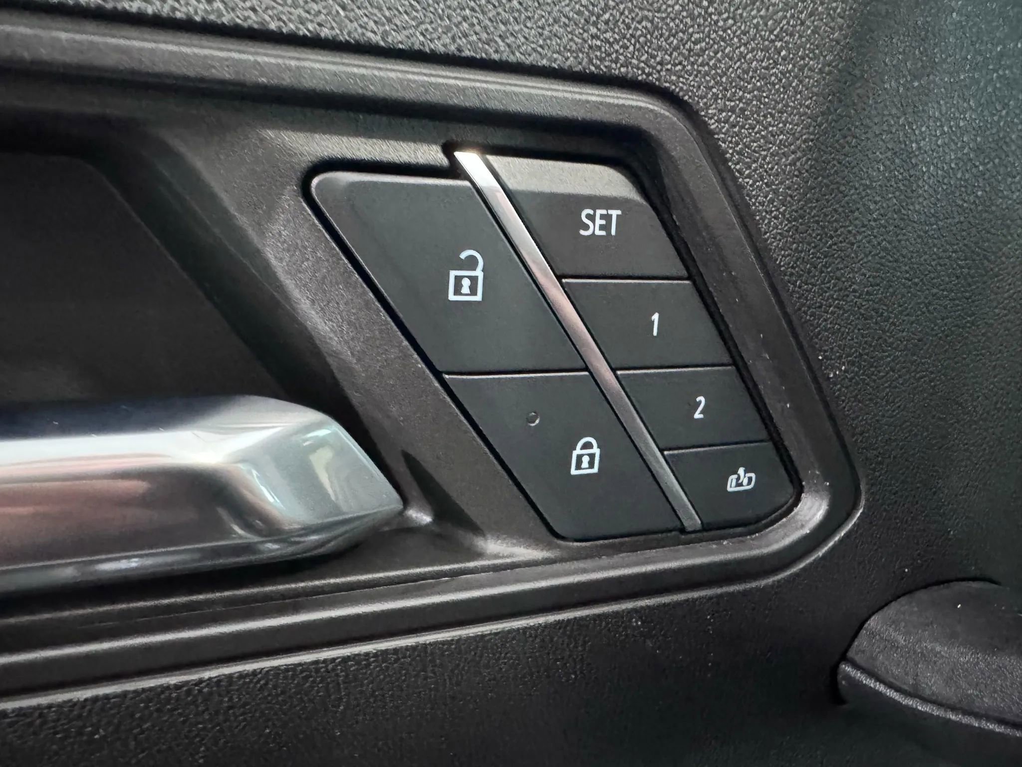 Used 2024 GMC Hummer EV 2X w/ LPO, Illumination Package image 28