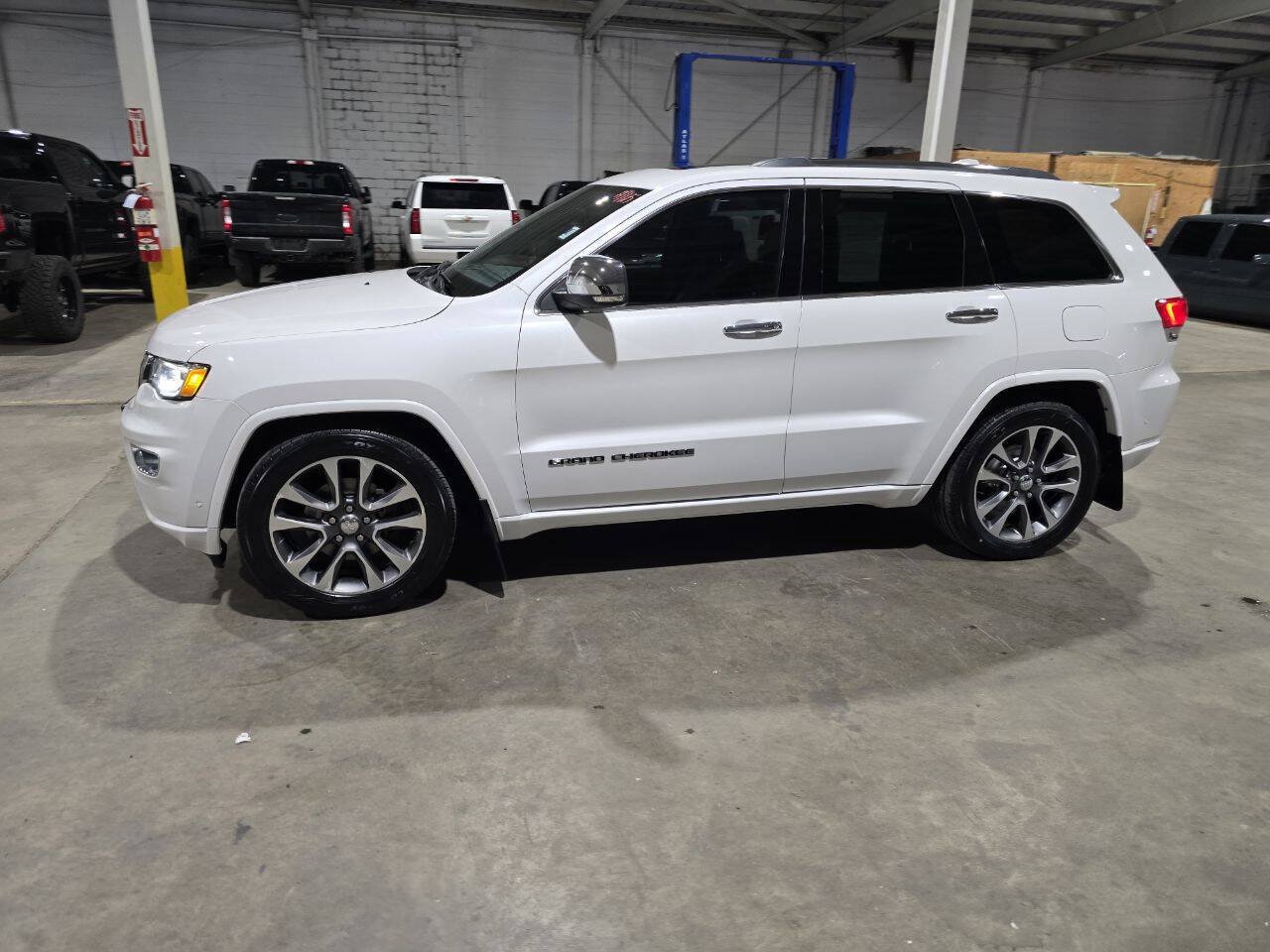Used 2018 Jeep Grand Cherokee Overland AWD/4WD image 4