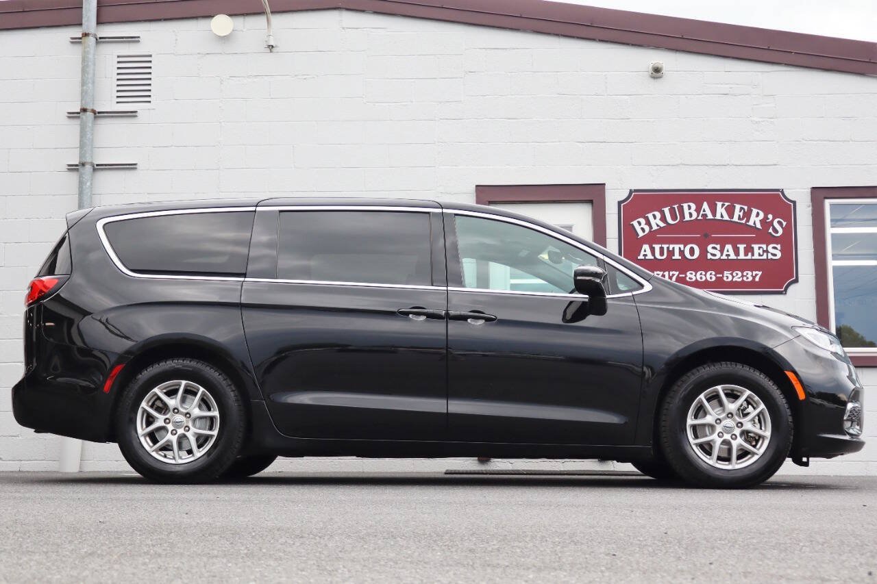 Used 2025 Chrysler Pacifica Select FWD image 7