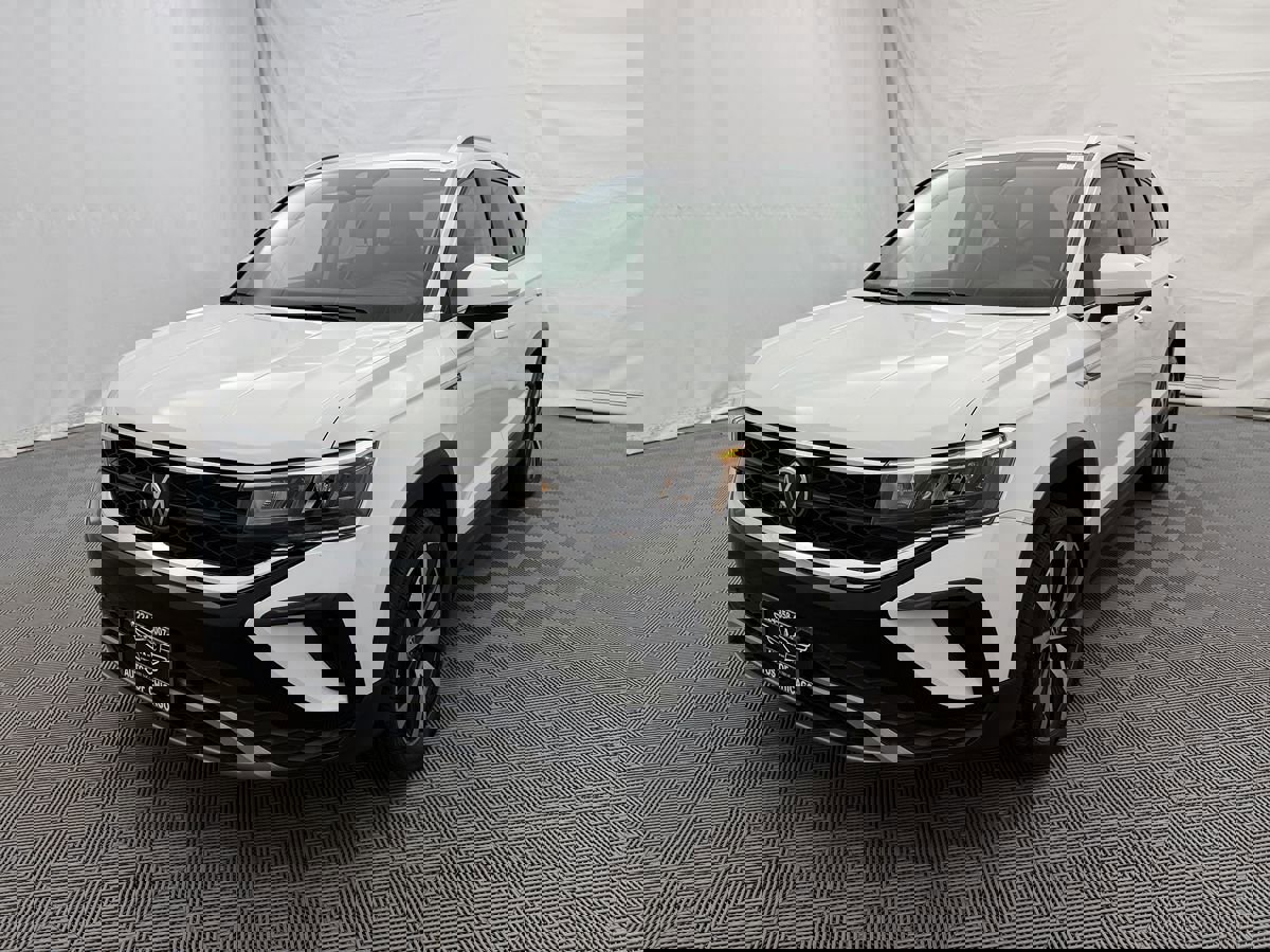 Used 2024 Volkswagen Taos SE FWD image 2