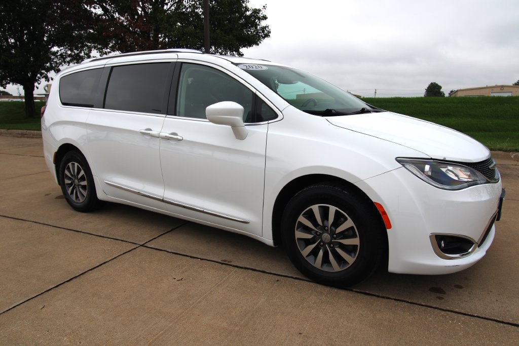 Used 2020 Chrysler Pacifica Touring-L Plus FWD image 3