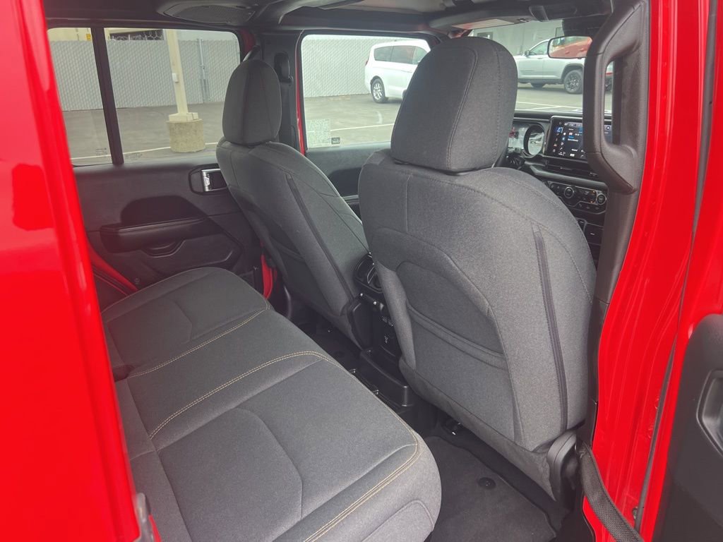 Used 2025 Jeep Wrangler Unlimited Sahara w/ Safety Group AWD/4WD image 29