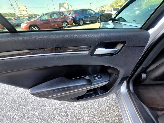 Used 2018 Chrysler 300 Limited image 11