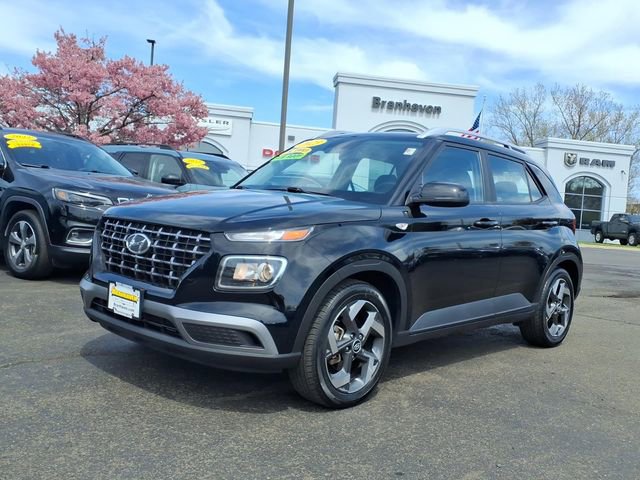 Used 2023 Hyundai Venue SEL image 3