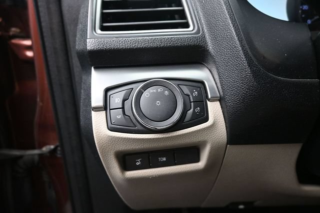 Used 2018 Ford Explorer XLT w/ Equipment Group 202A AWD/4WD image 17