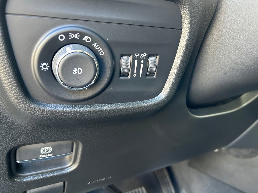 Used 2023 Jeep Grand Cherokee L Limited w/ Luxury Tech Group II image 21