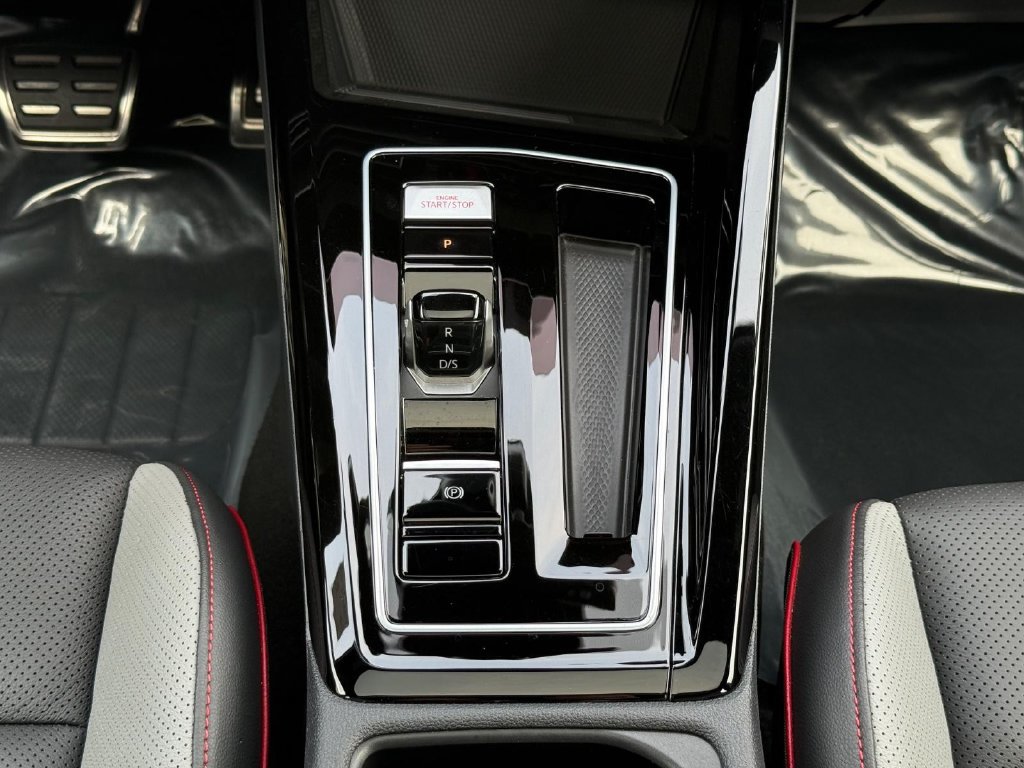 Certified 2025 Volkswagen GTI SE FWD image 13