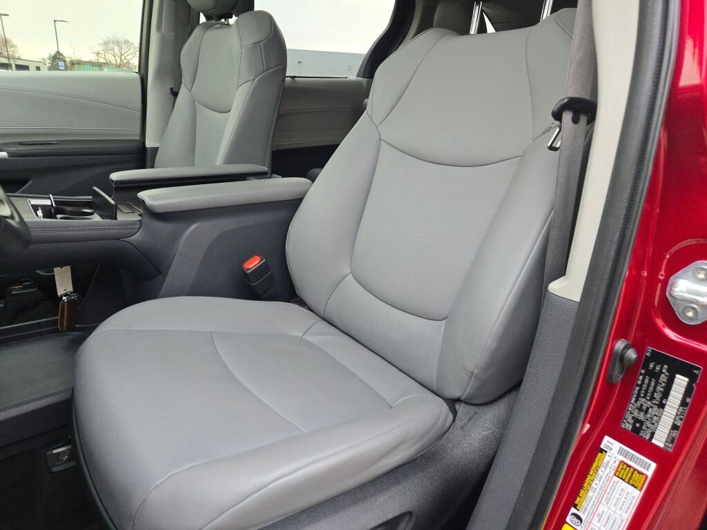 Used 2023 Toyota Sienna XLE image 28