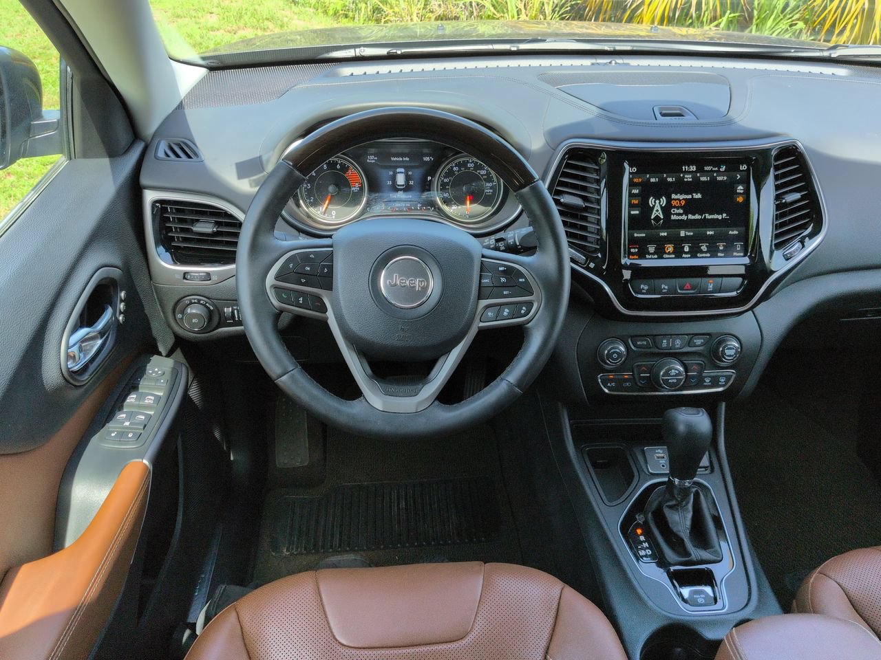 Used 2019 Jeep Cherokee Overland w/ Technology Group FWD image 16
