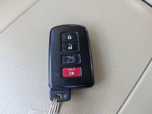 Used 2014 Toyota Highlander XLE FWD image 33