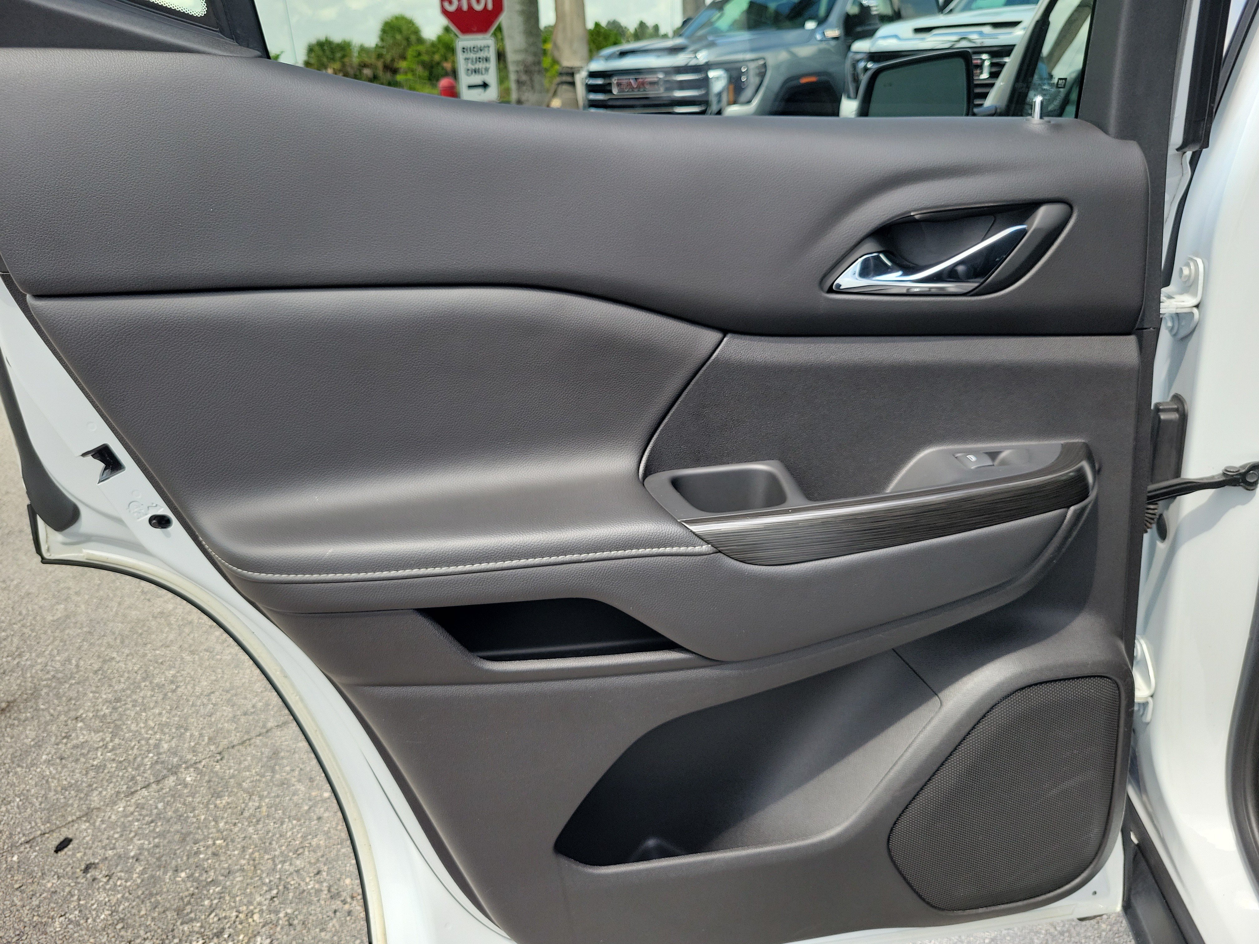 Used 2023 GMC Acadia SLT w/ Technology Package FWD image 26