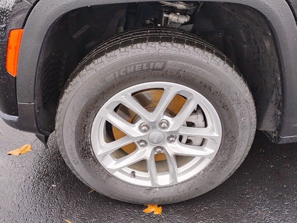 New 2025 Jeep Grand Cherokee L Laredo w/ Trailer Tow Package image 9