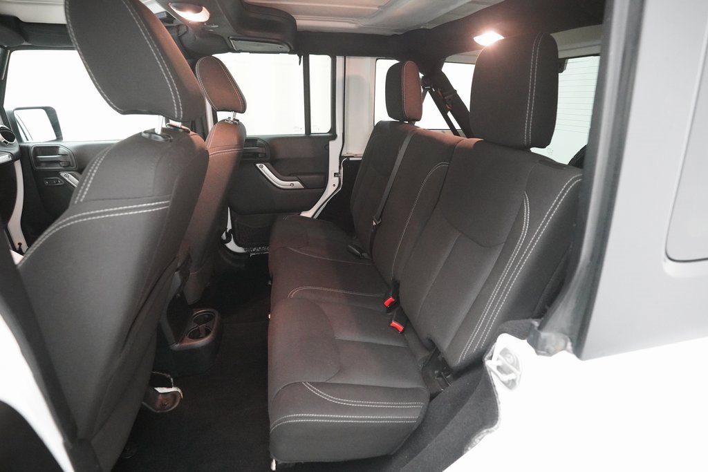 Used 2015 Jeep Wrangler Unlimited Sahara w/ Connectivity Group image 15