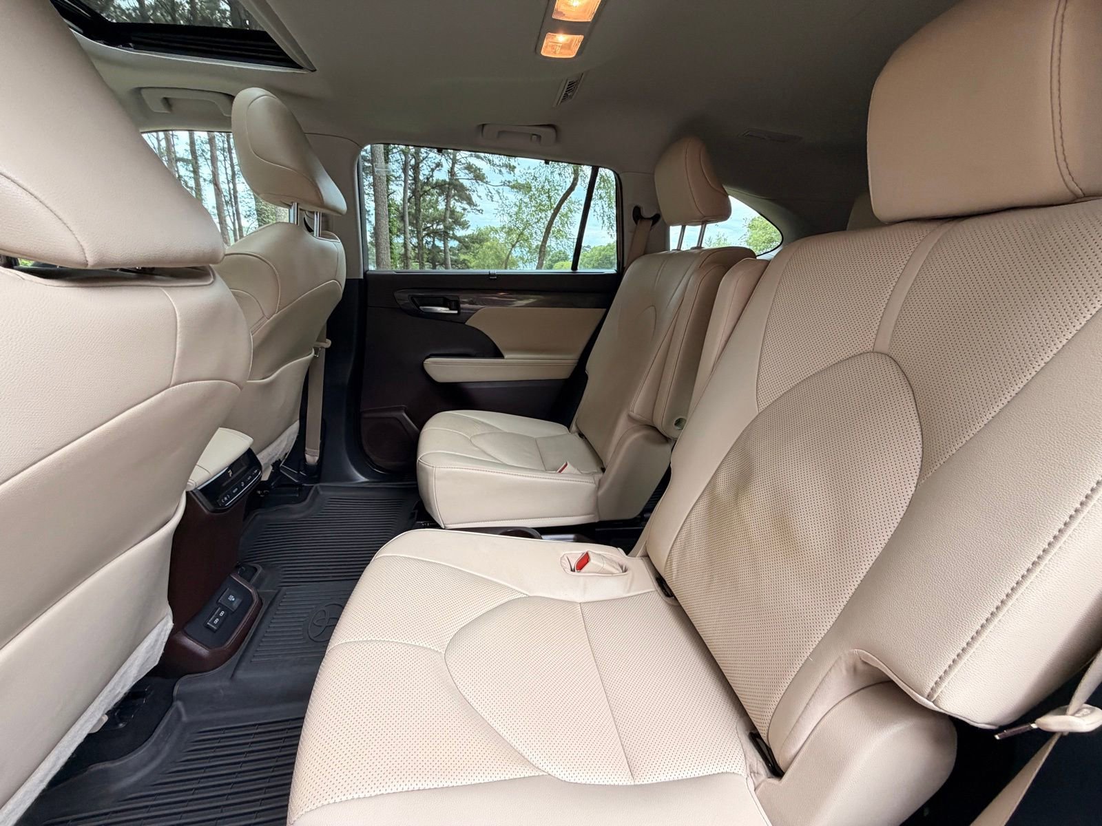 Used 2022 Toyota Highlander Limited FWD image 14