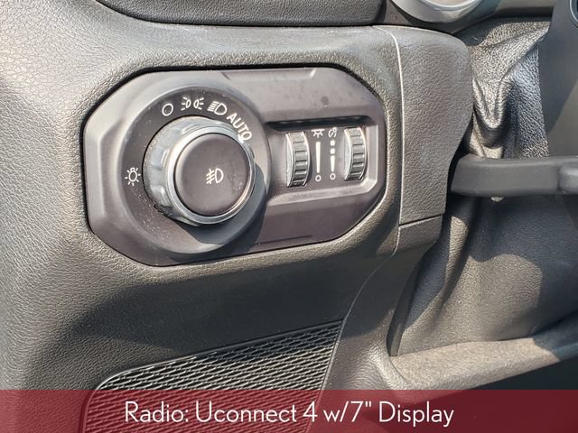 Used 2018 Jeep Wrangler Unlimited Sahara w/ Cold Weather Group AWD/4WD image 11
