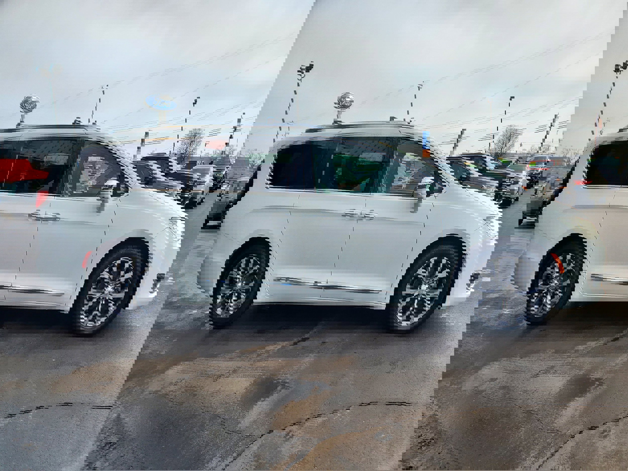 Used 2019 Chrysler Pacifica Limited w/ Tire & Wheel Group image 5