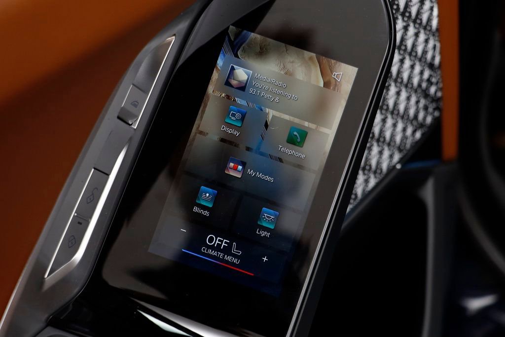 Used 2025 BMW 750e xDrive w/ Executive Package image 16