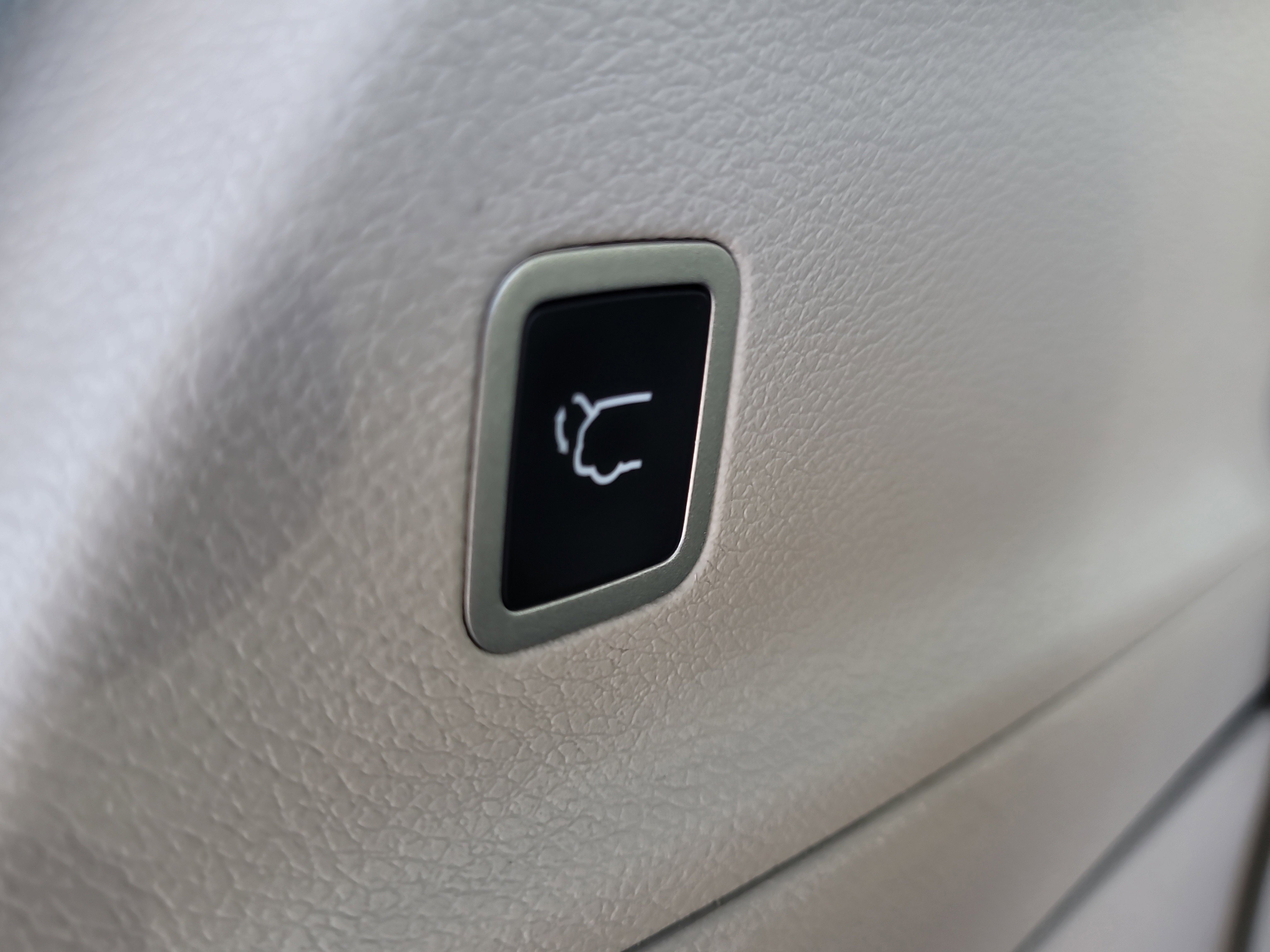 Used 2022 Chrysler Voyager LX image 11