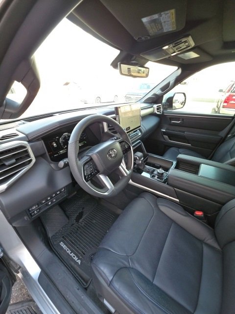 Used 2025 Toyota Sequoia Platinum image 11