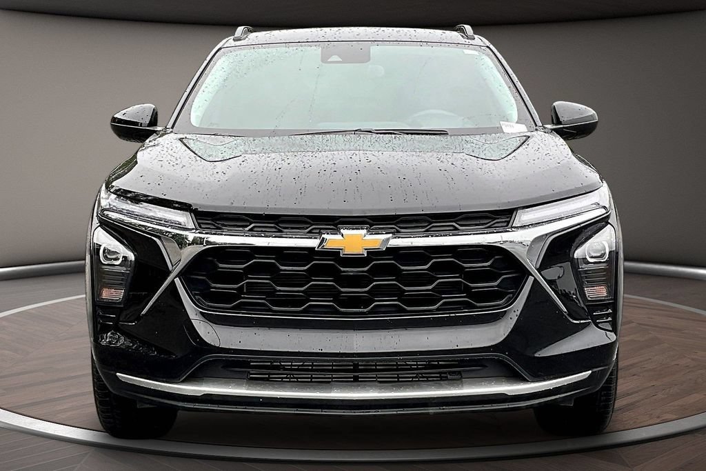 Used 2025 Chevrolet Trax LT FWD image 2