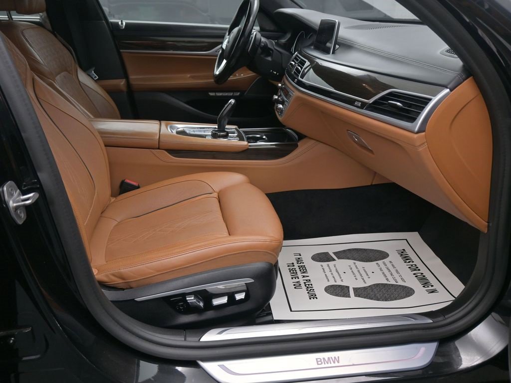 Used 2017 BMW 750i xDrive image 10