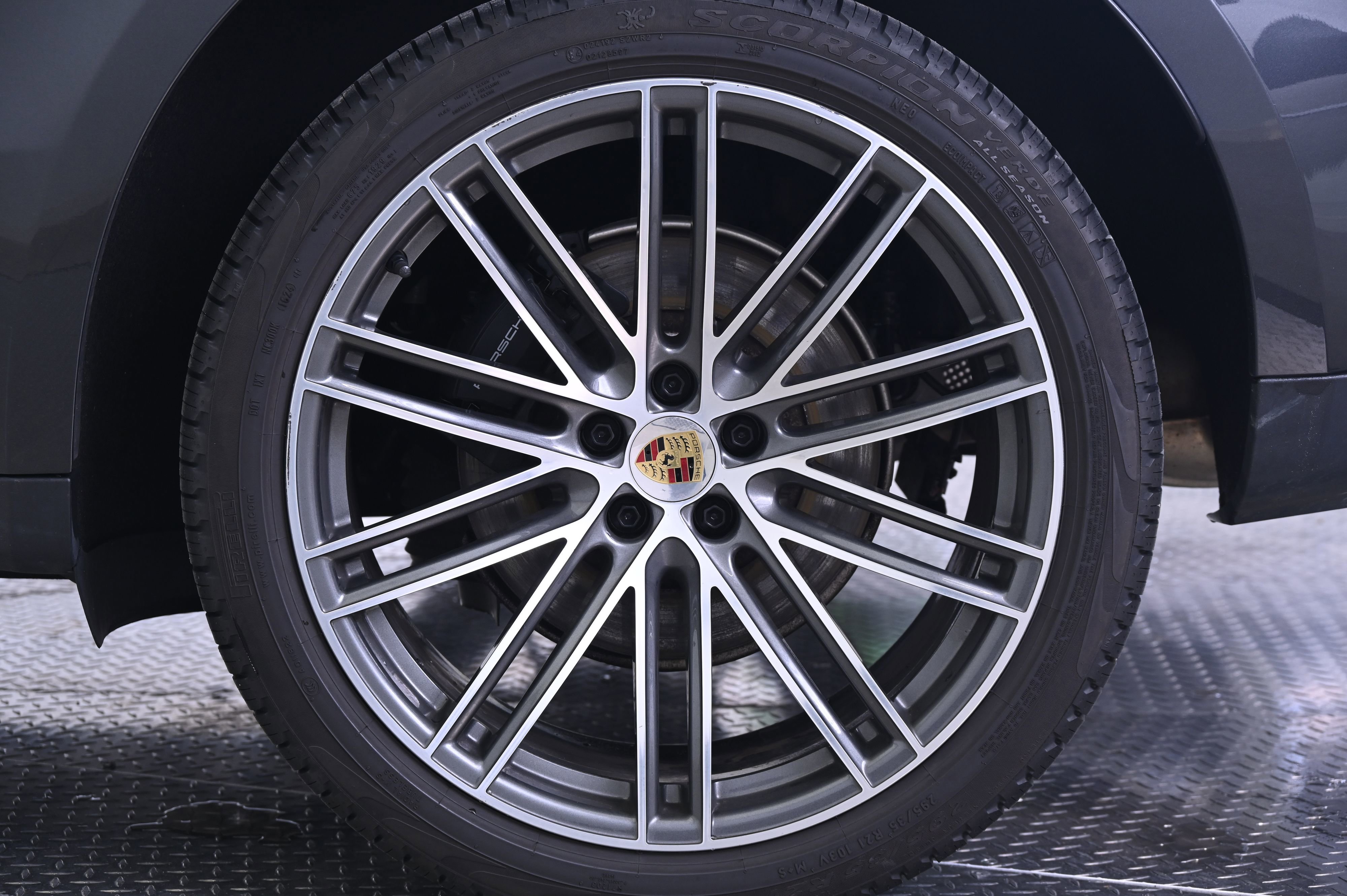 Certified 2024 Porsche Macan image 12