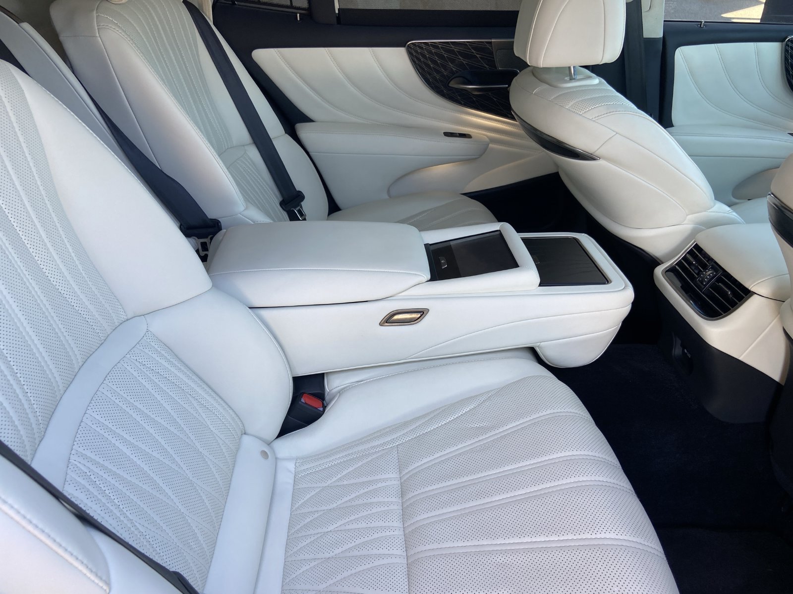 Used 2023 Lexus LS 500h AWD w/ Luxury Package image 13