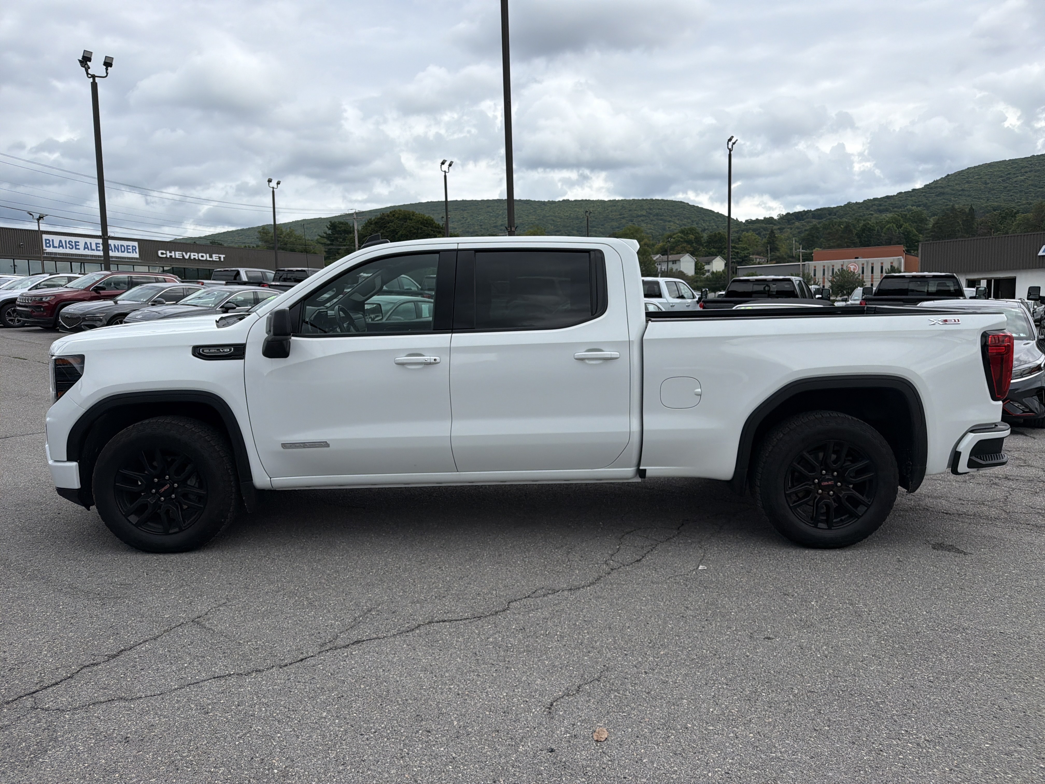 Used 2023 GMC Sierra 1500 Elevation w/ X31 Off-Road Package AWD/4WD image 8