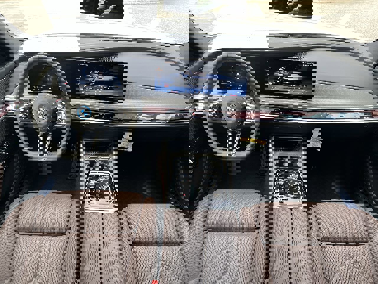 Used 2025 BMW i7 xDrive60 image 29