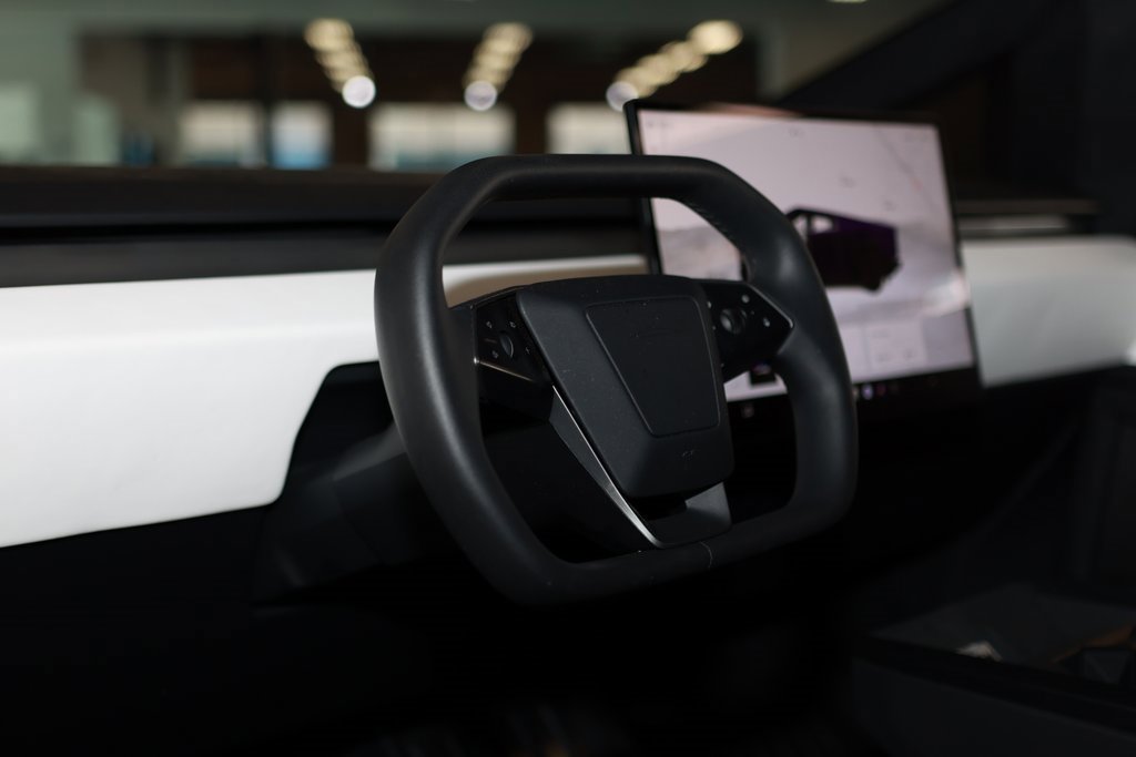 Used 2024 Tesla Cybertruck AWD Crew Cab image 23