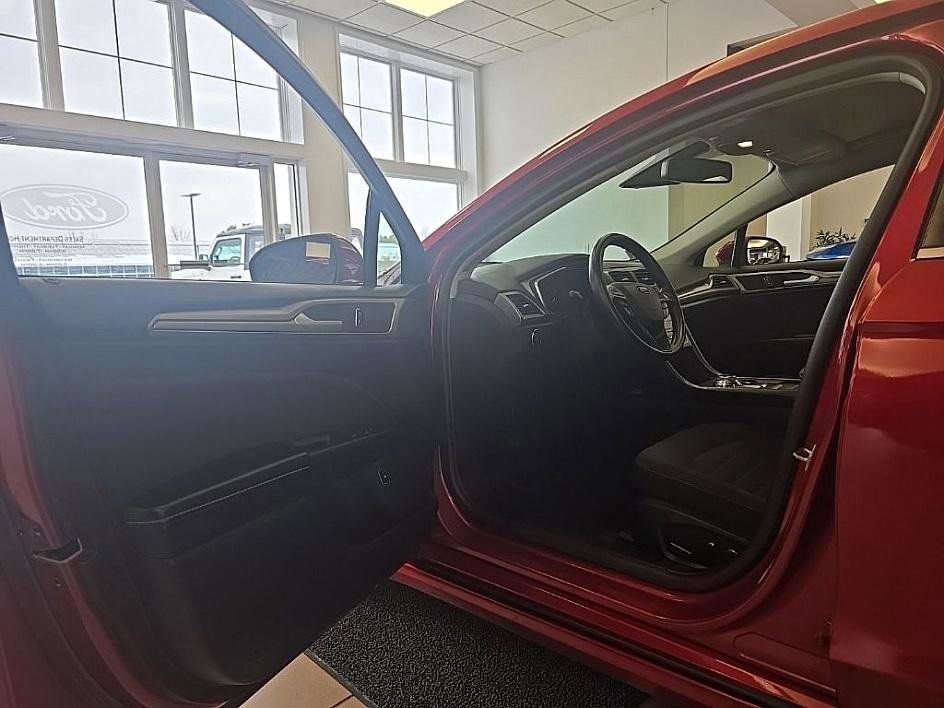 Used 2020 Ford Fusion SE image 11