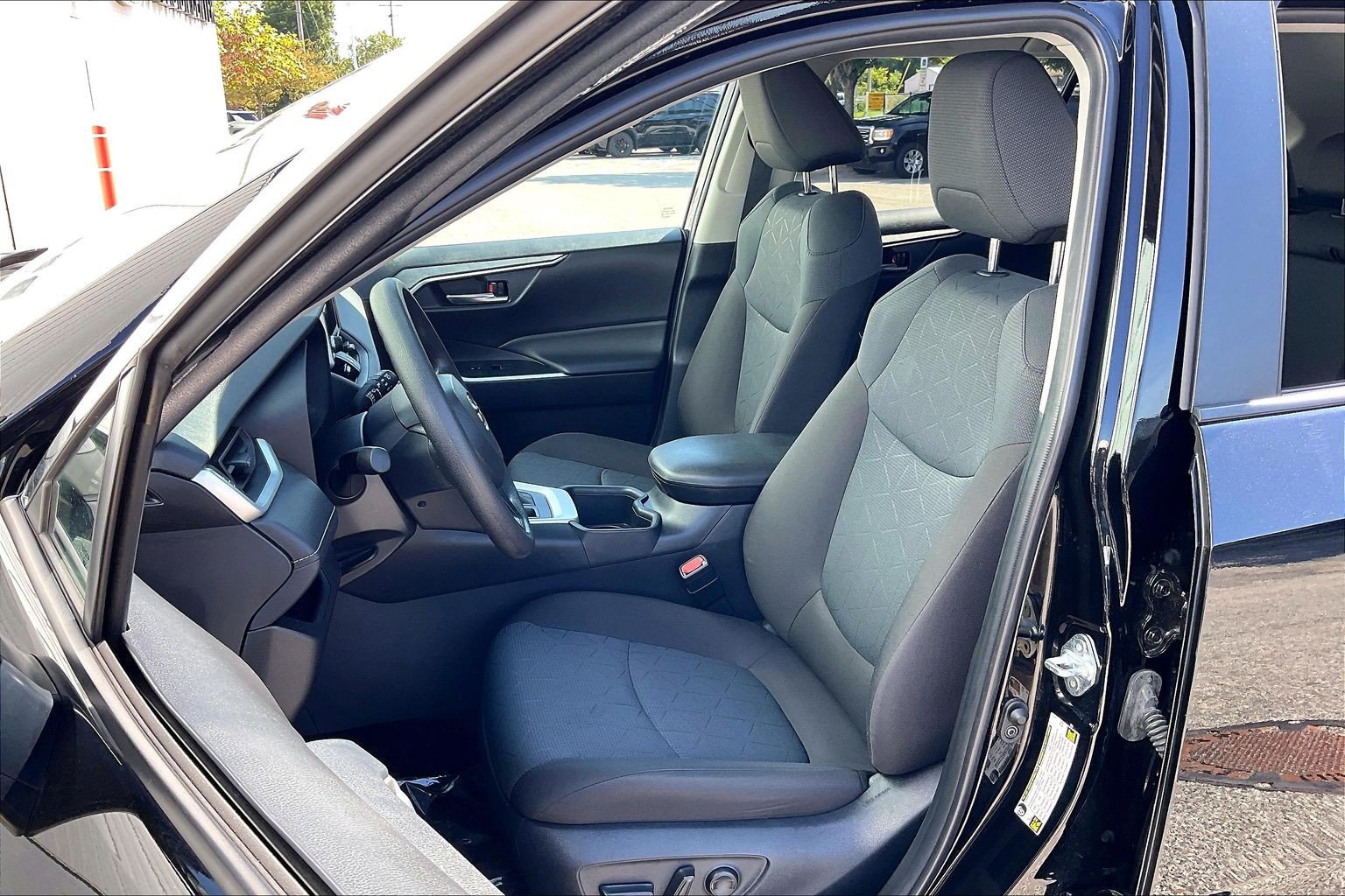 Used 2025 Toyota RAV4 XLE AWD/4WD image 29