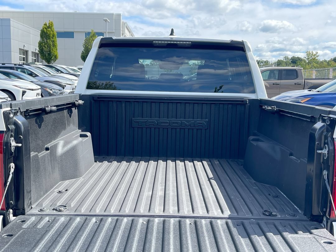 Certified 2024 Toyota Tacoma SR5 AWD/4WD image 17