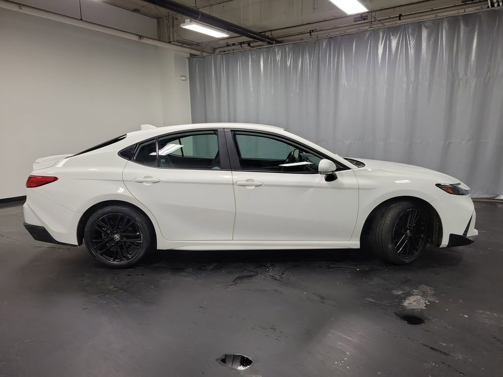 Used 2025 Toyota Camry SE image 9