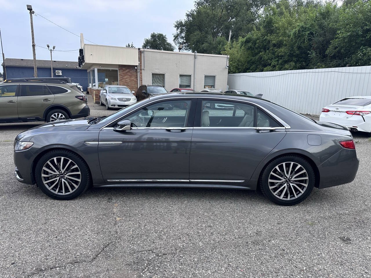 Used 2018 Lincoln Continental Select w/ Continental Climate Package FWD image 4