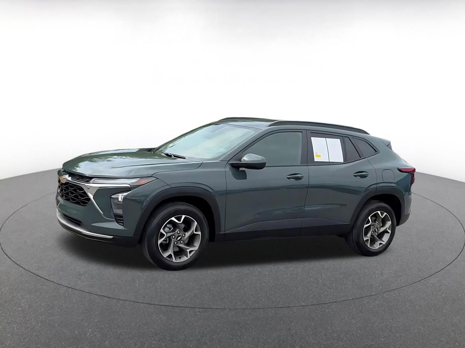 Used 2025 Chevrolet Trax LT w/ LT Convenience Package FWD image 8